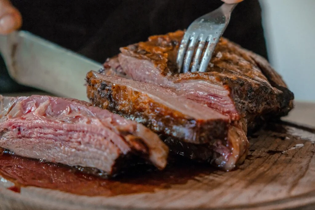 Fondi di caffè per intenerire la carne